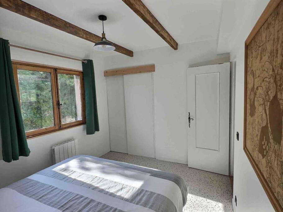 Cama ou camas em um quarto em Le Nid des Amis -Villa, jardin, vue &agrave; la montagne