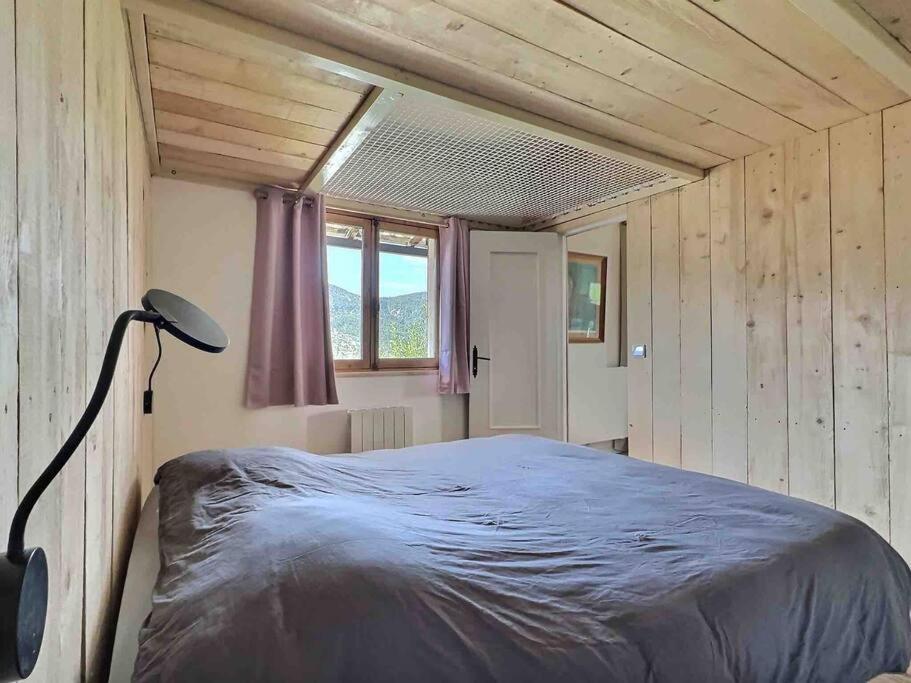 Cama ou camas em um quarto em Le Nid des Amis -Villa, jardin, vue &agrave; la montagne