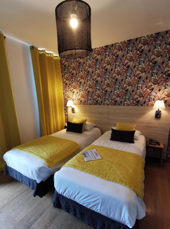 Postel nebo postele na pokoji v ubytování Grand Hôtel Brive