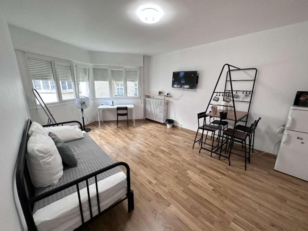 une chambre avec un lit et une cuisine avec une table dans l'établissement Mystery Base, à Paris