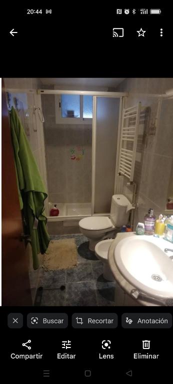 łazienka z 2 toaletami i umywalką w obiekcie Habitación individual con cama supletoria. w mieście Badalona
