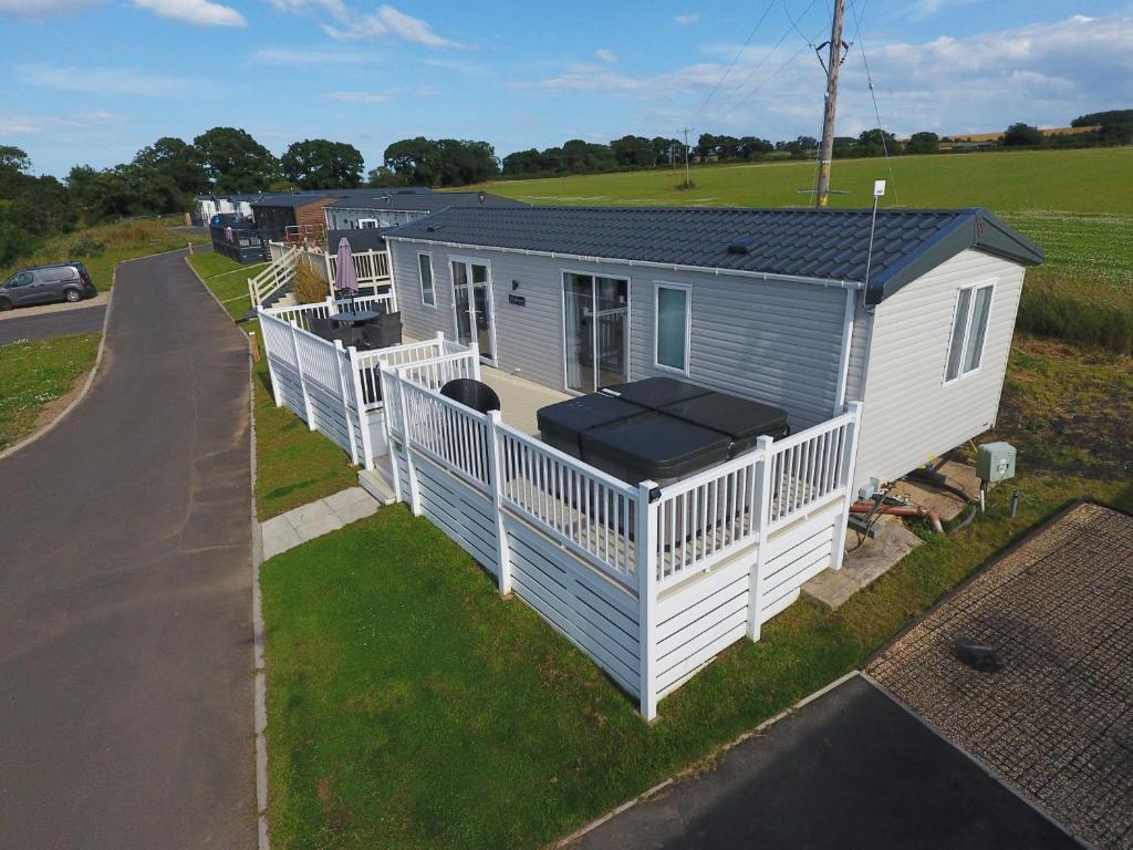 an aerial view of a mobile home with a porch at Jacaranda in Felton