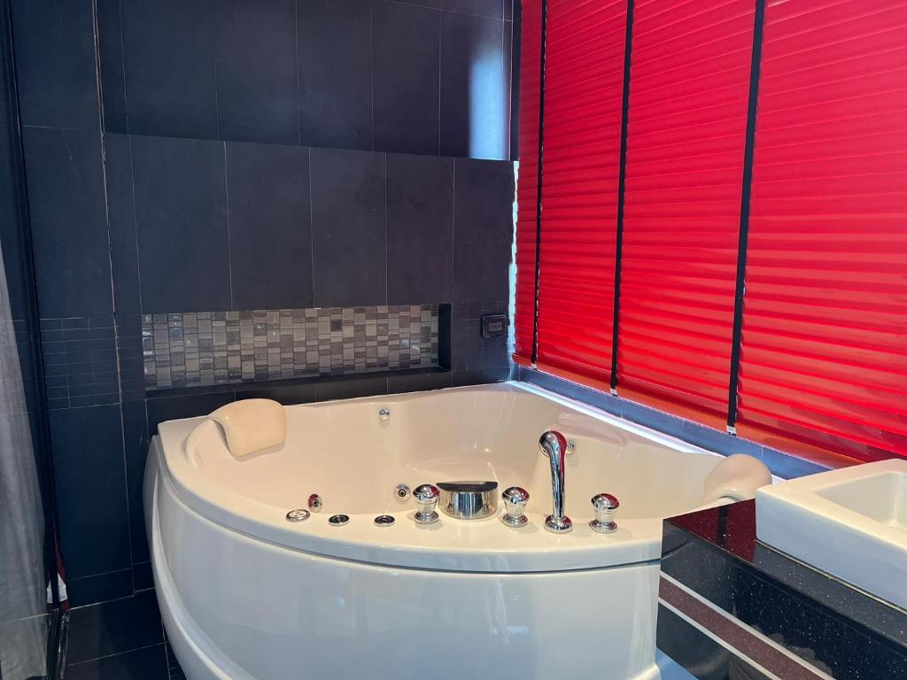 Koupelna v ubytování MS Absolute Bangla Suites Rental Apartment
