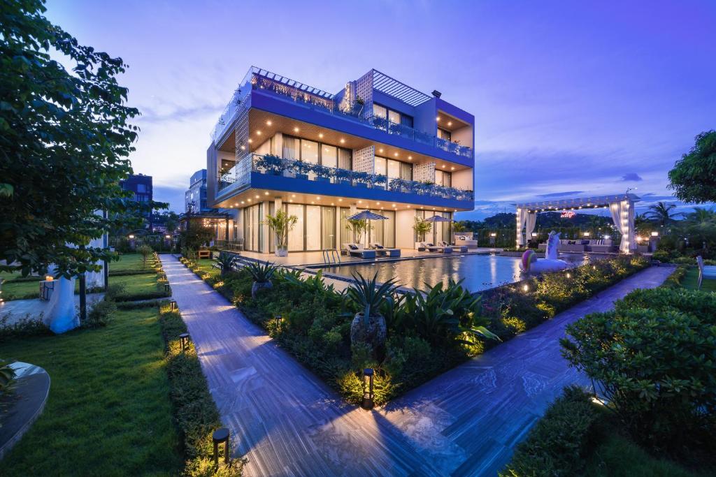 Zahrada ubytování Tahagi Villa Tuan Chau Ha Long by HOFs