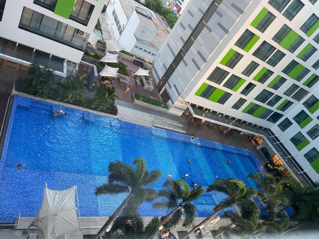 The swimming pool at or close to CĂN HỘ SÂN BAY REPUBLIC