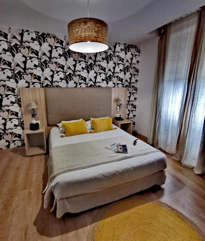 Postel nebo postele na pokoji v ubytování Grand Hôtel Brive