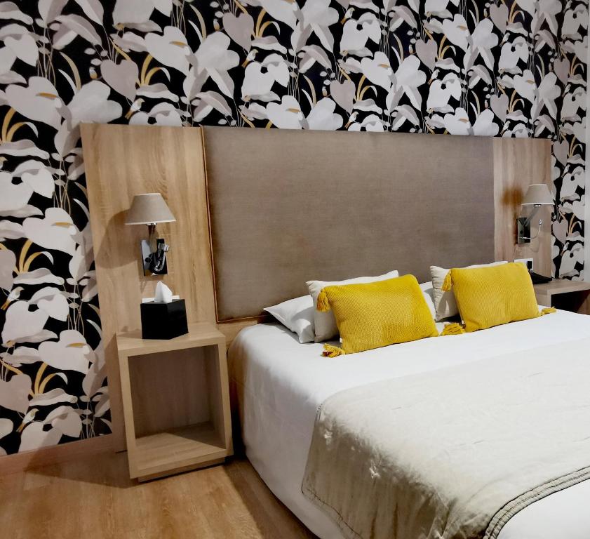 Postel nebo postele na pokoji v ubytování Grand Hôtel Brive