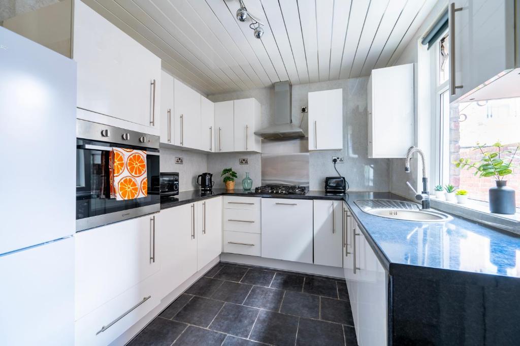 Kuchyň nebo kuchyňský kout v ubytování Luxury Liverpool Accommodation