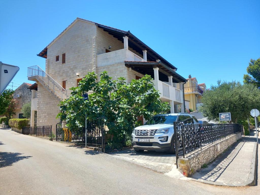 Apartments with parking space Supetar, Brac - 21110