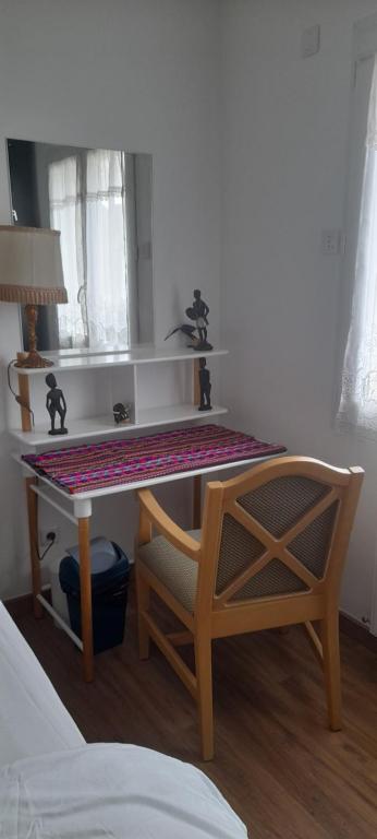 una mesa y una silla en una habitación con escritorio en 1 Chambre pour 2 dans une maison "Chez l'habitant", en Quincy-Voisins