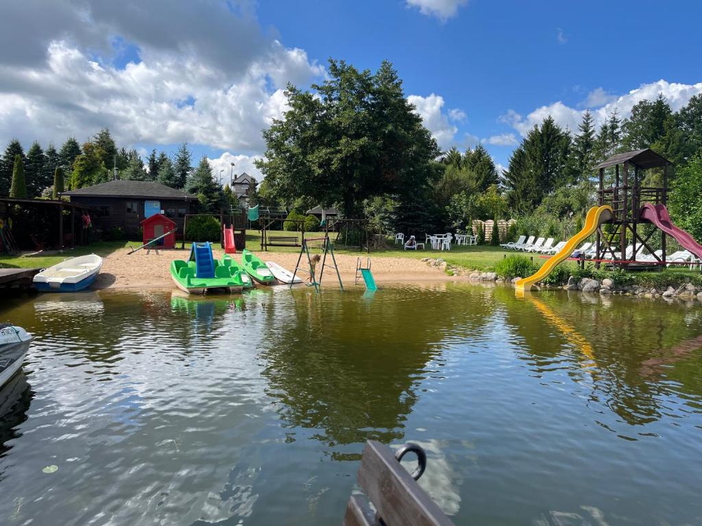 un parque con parque infantil y toboganes en el agua en VITA Augustów, en Augustów