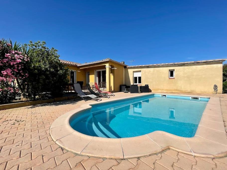 - une piscine en face d'une maison dans l'établissement Villa La Paz ※ Climatisée, à Lézignan-Corbières