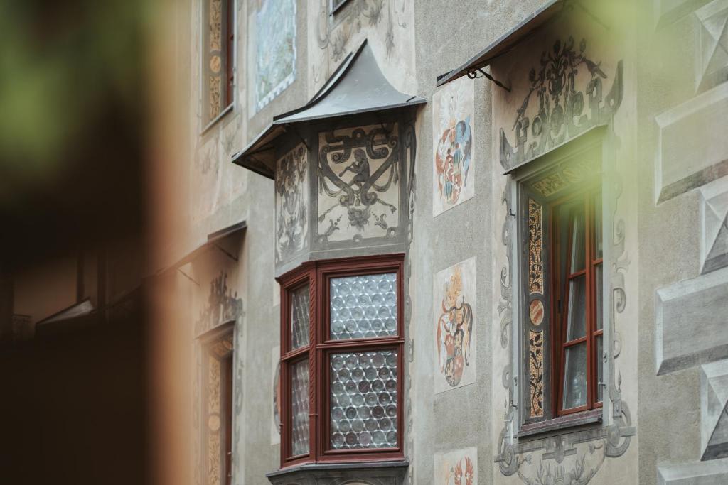 un bâtiment doté de vitraux sur son côté dans l'établissement Arthotel Lasserhaus, à Brixen