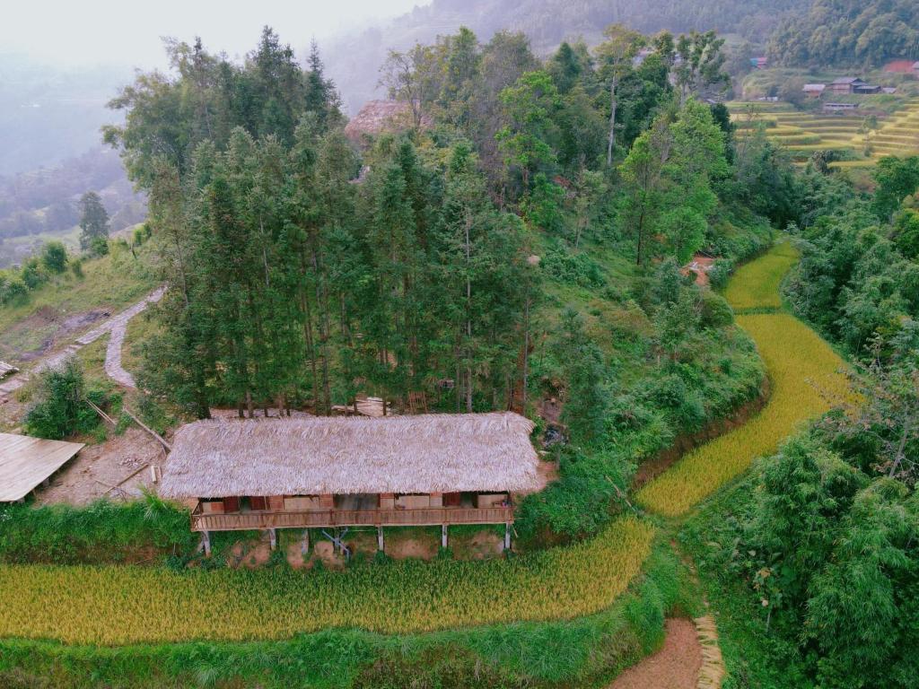 una vista aerea di una casa su una collina accanto a un campo di Lagom Su Phi Retreat a Hoàng Su Phì