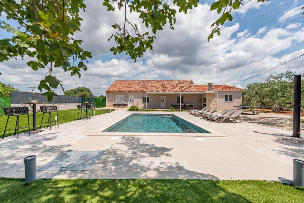 a villa with a swimming pool in a yard at Villa New Life Zadar in Sukošan