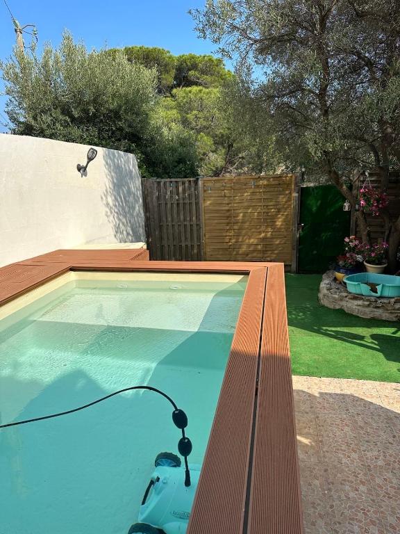 - une piscine dans une cour à côté d'une clôture dans l'établissement Maison au soleil, à Banyuls-sur-Mer