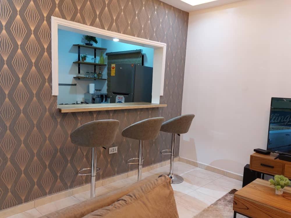 THE LAKESIDE VILLA - Housity