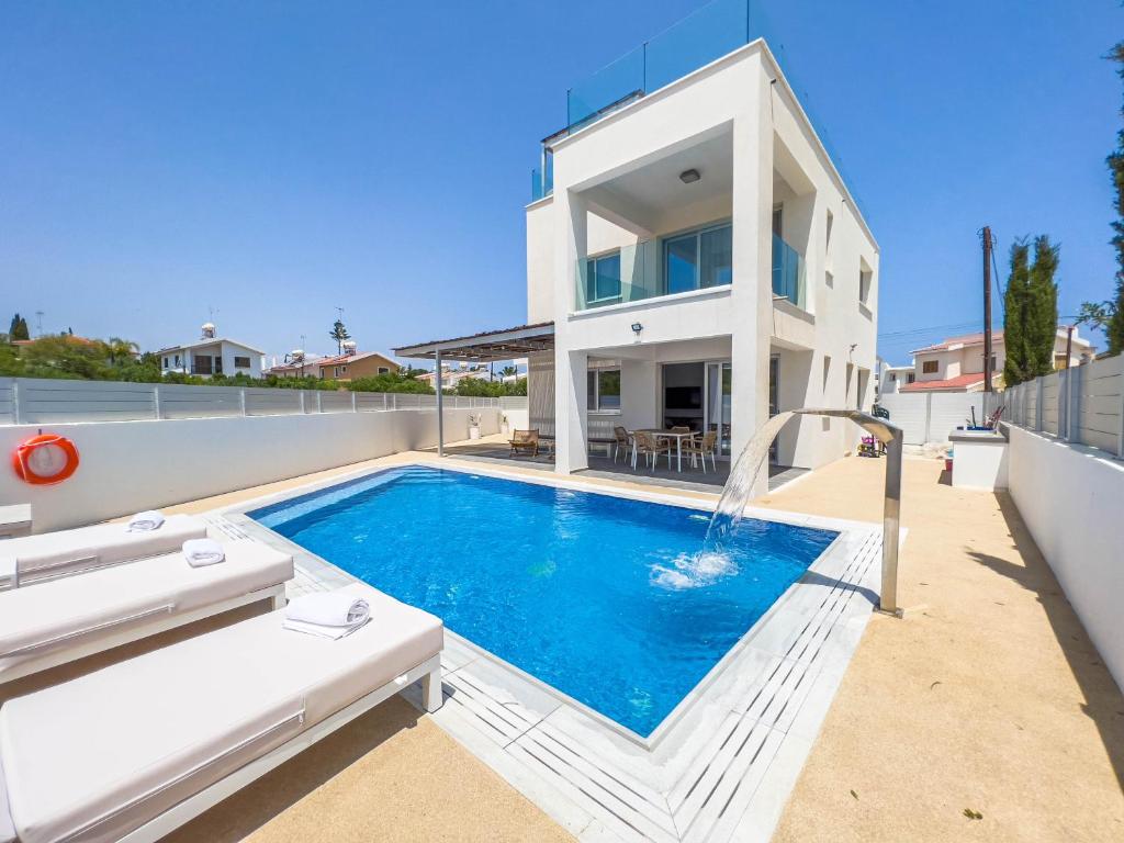 uma piscina no quintal de uma casa em Geo Panoramic Villa +Pool +Game Room +Gym em Protaras