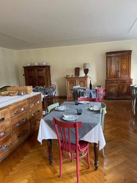 ガブイにあるAlbergo Molognaのキッチン(テーブル、椅子、木製キャビネット付)