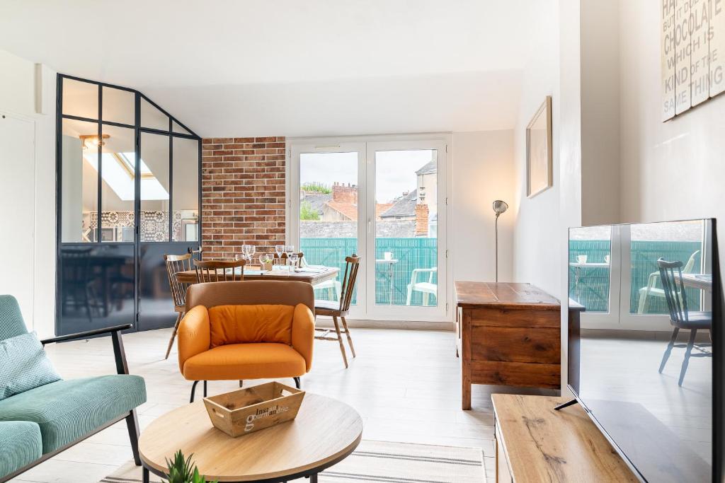 un salon avec un canapé et une table dans l'établissement L'Ingénieux - Appt près de la Place Zola, à Nantes