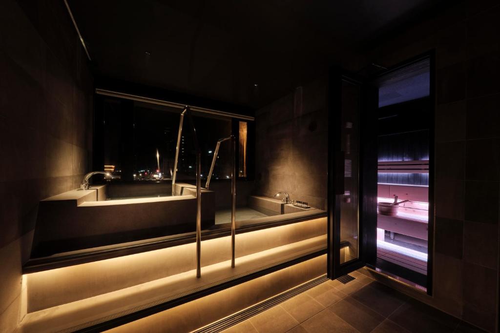 a bathroom with two sinks and a bath tub at FAV LUX Hida Takayama in Takayama