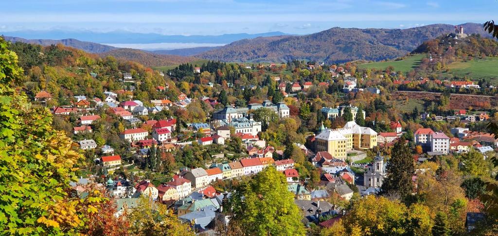une vue aérienne sur une ville dans les montagnes dans l'établissement Druzicova, à Banská Štiavnica