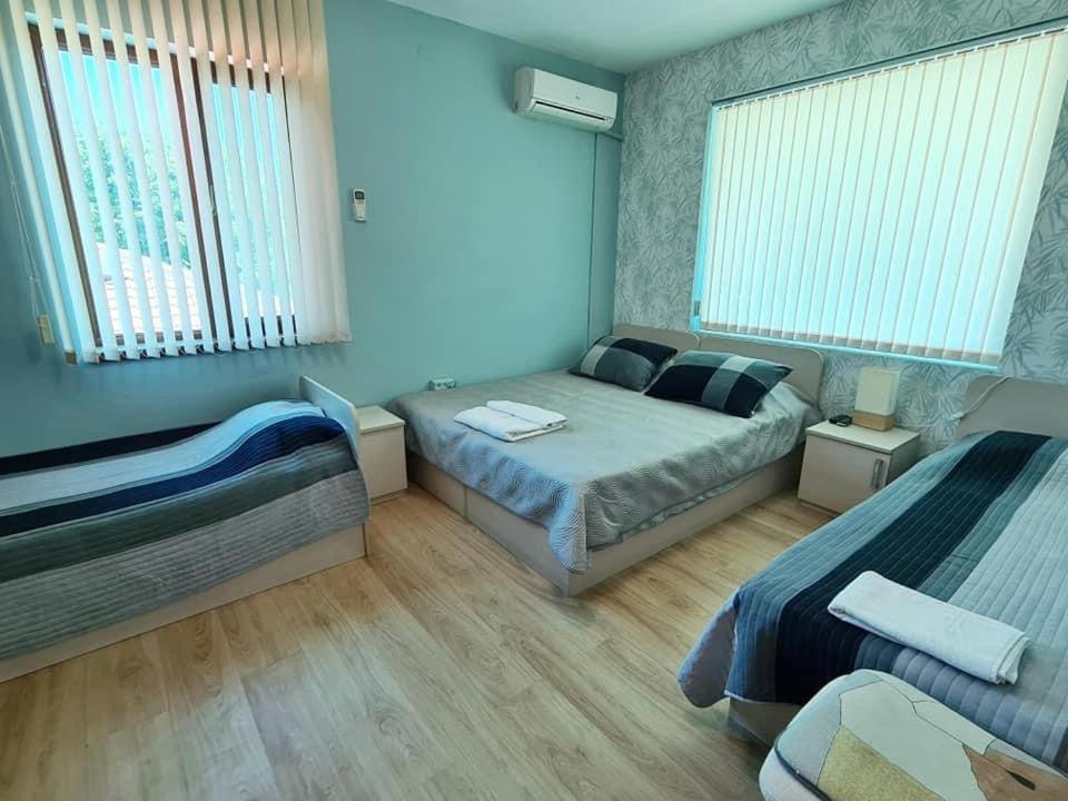 sypialnia z 2 łóżkami i 2 oknami w obiekcie House Varna-3 w mieście Krapec