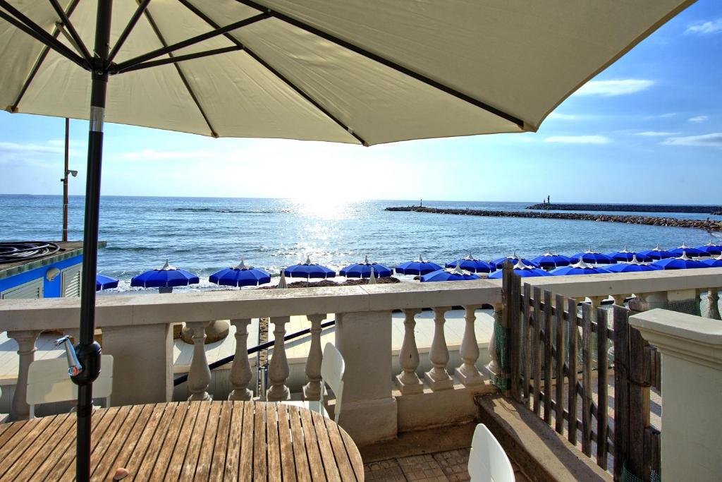 balkon ze stołem z parasolem i oceanem w obiekcie Casa Riva by PosarelliVillas w mieście San Vincenzo