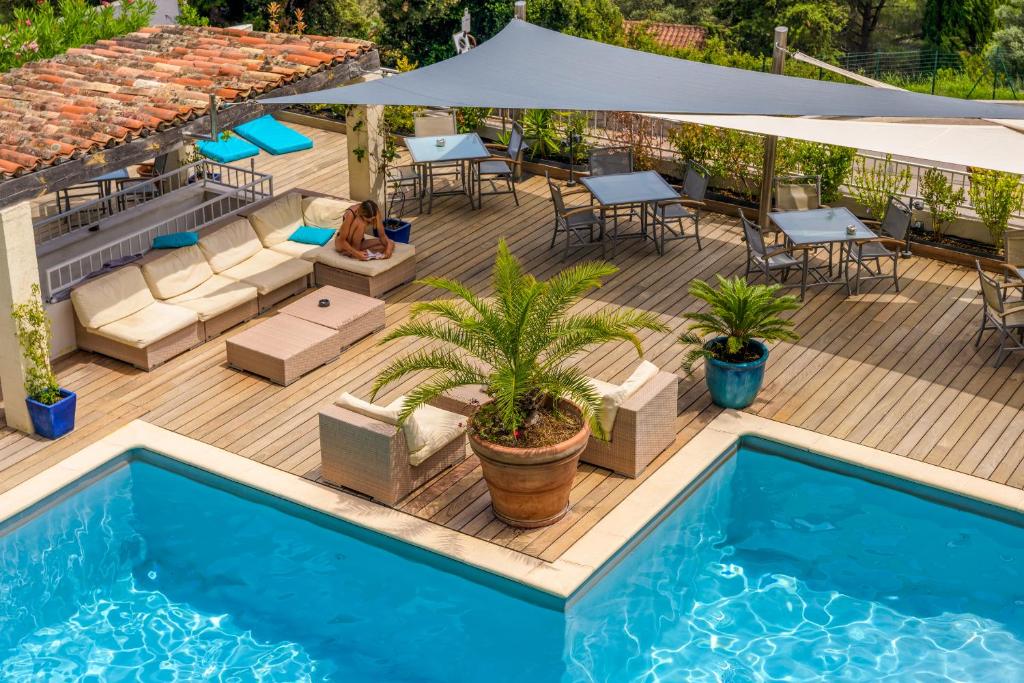 Bazén v ubytování Hotel Le Tilbury nebo v jeho okolí