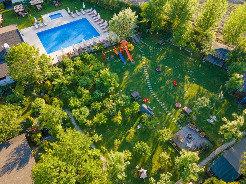 una vista sul cortile con piscina e parco giochi di Sapanca Cayir Cimen Otel a Sapanca