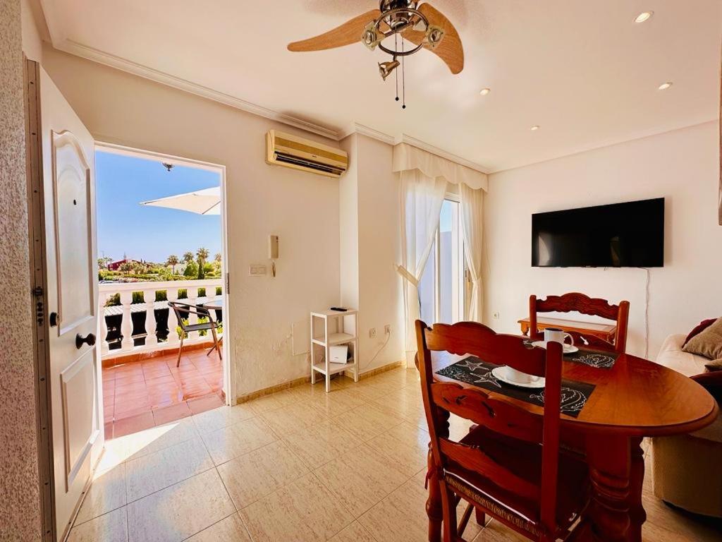 een eetkamer met een tafel en een balkon bij Apartamento en zona nudista Vera Almería - Oso House in Vera