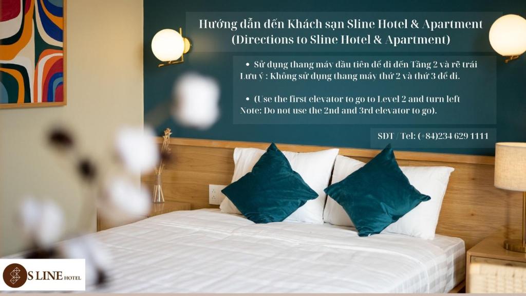 sypialnia z łóżkiem z plakatem na ścianie w obiekcie Sline Hotel and Apartment w mieście Thôn Trường Giang