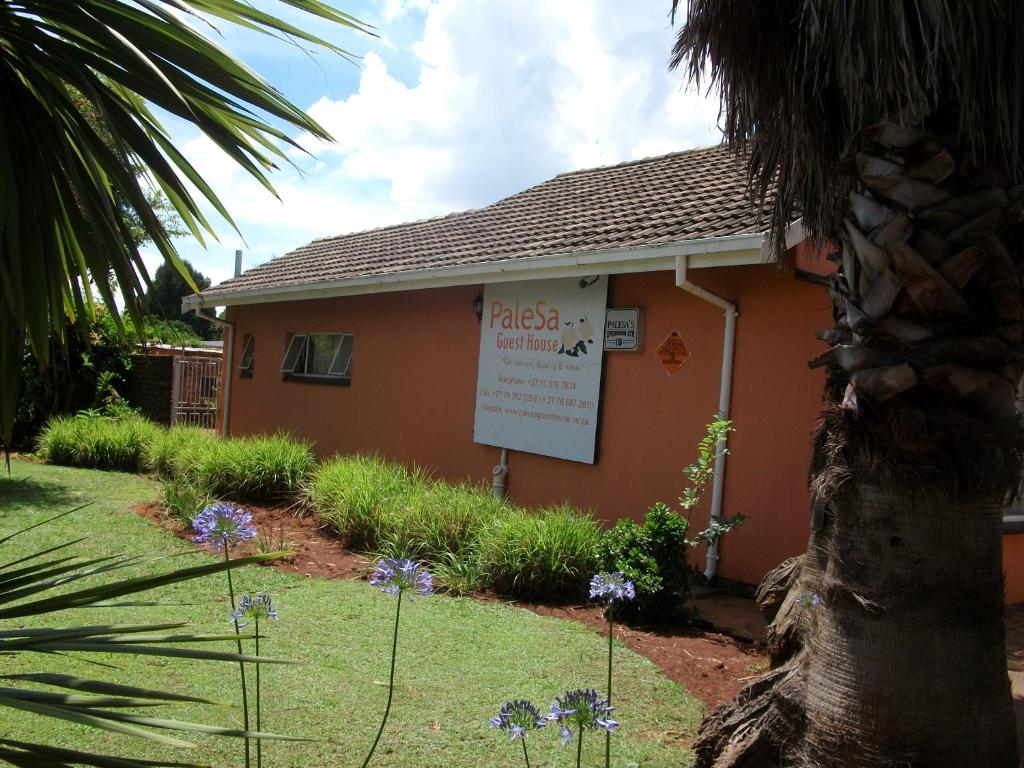 OlifantsfonteinにあるPalesa Guesthouseの看板付きの建物