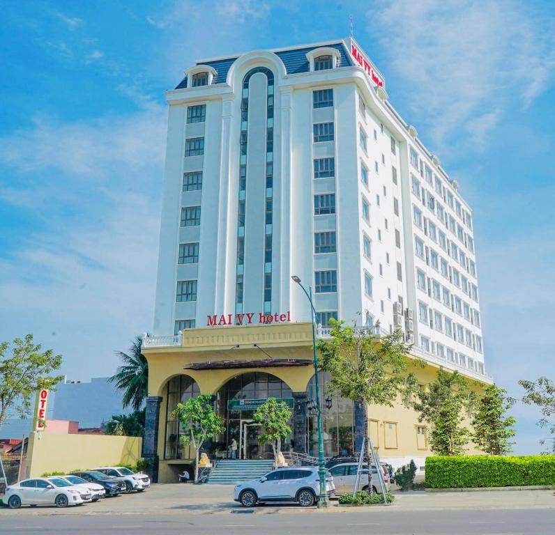 um hotel com carros estacionados num parque de estacionamento em Mai Vy Hotel Tay Ninh em Tây Ninh