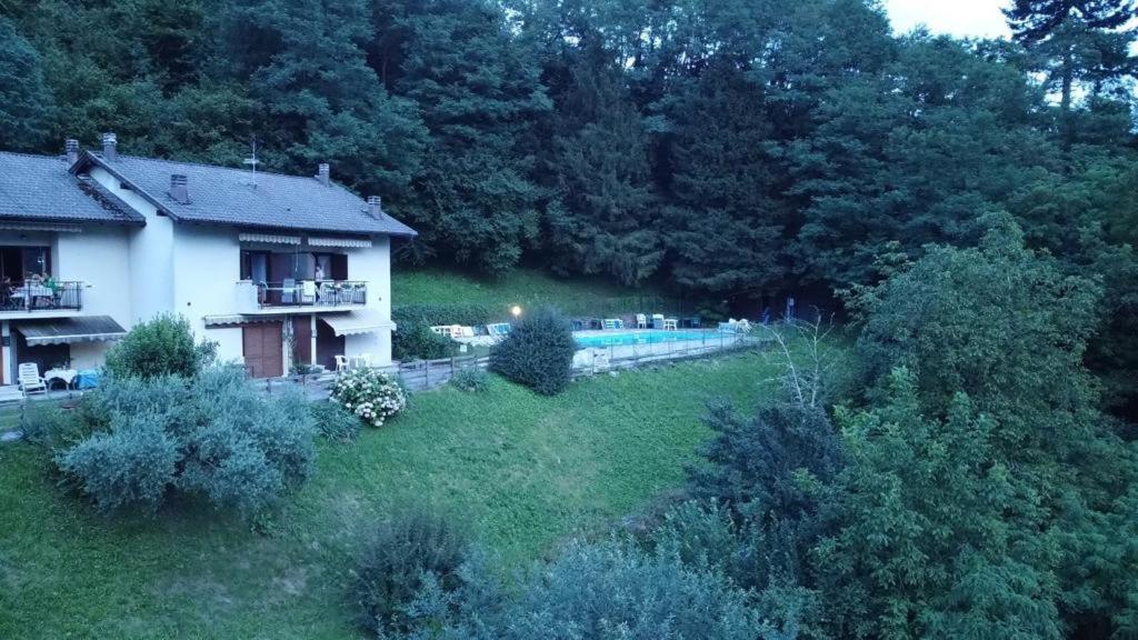 A garden outside Lake Apartment Ischia Green
