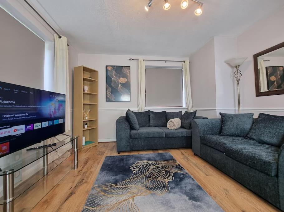 sala de estar con 2 sofás y TV de pantalla plana en Cozy 2 bed Flat in Southwark, Near Canary Wharf, en Londres