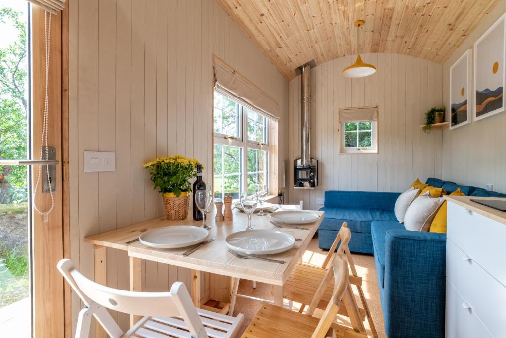 Kuchyň nebo kuchyňský kout v ubytování Enchanting Tiny House with wood burner and hot tub in Cairngorms