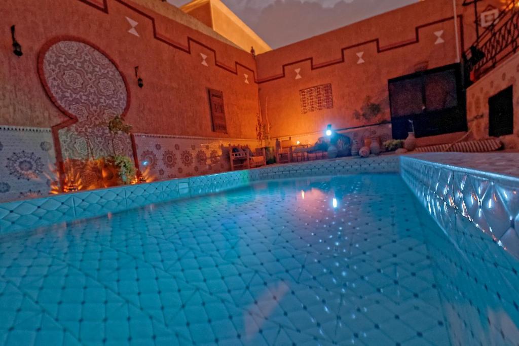 Bazén v ubytování Riad Parfums de OUARZAZATE nebo v jeho okolí