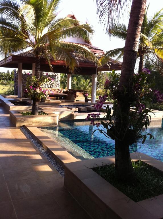 einen Pool mit Palmen in einem Resort in der Unterkunft Ban Na in So Tuk