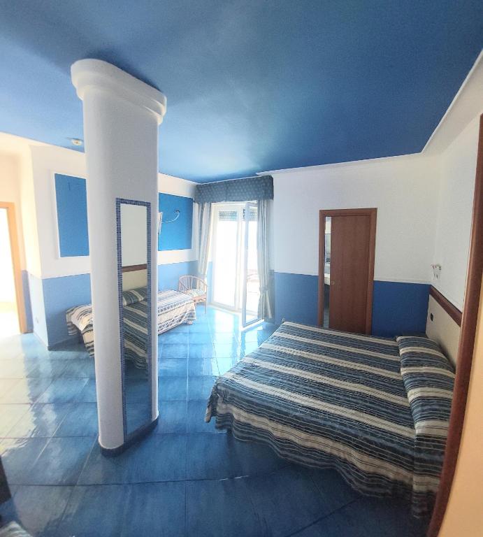 Postel nebo postele na pokoji v ubytování Hotel Klein Wien