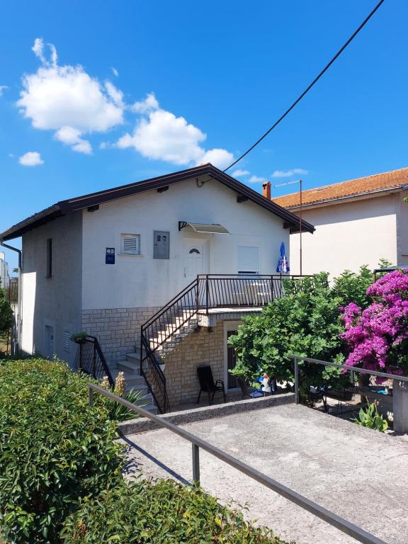 Biały dom ze schodami przed nim w obiekcie Apartment Borik w mieście Zadar