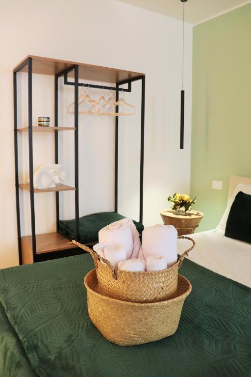 a basket of towels sitting on top of a bed at La Bricola - Sirocco e Garbin in Chioggia
