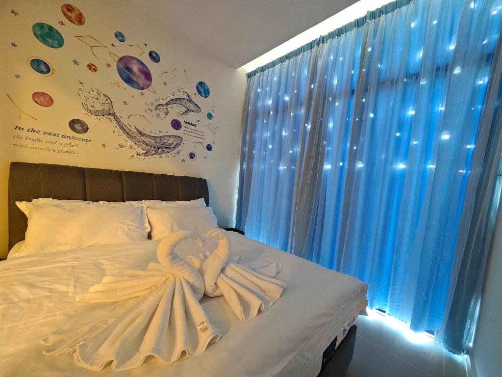 een slaapkamer met een bed met een schilderij aan de muur bij The Shore Kota Kinabalu CityView in Kota Kinabalu