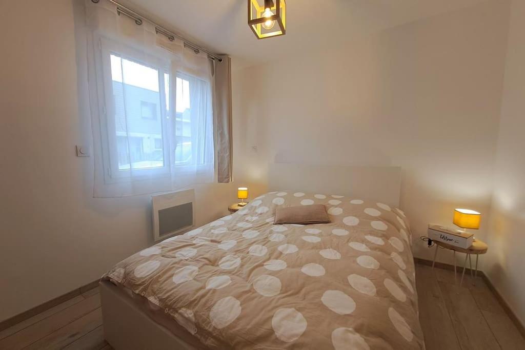 - une chambre avec un lit et une fenêtre dans l'établissement Appartement à quelques pas de la mer et du centre, à Merlimont