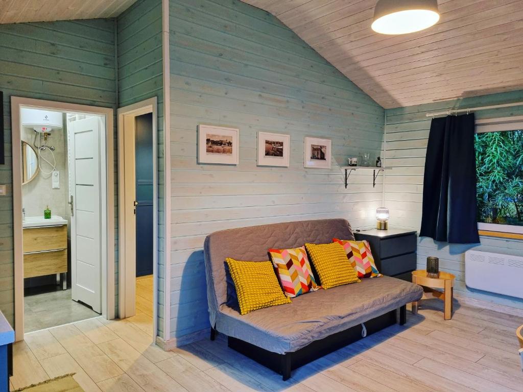 ein Wohnzimmer mit einem Sofa und einem Badezimmer in der Unterkunft Wakacje na Wyspie in Danzig