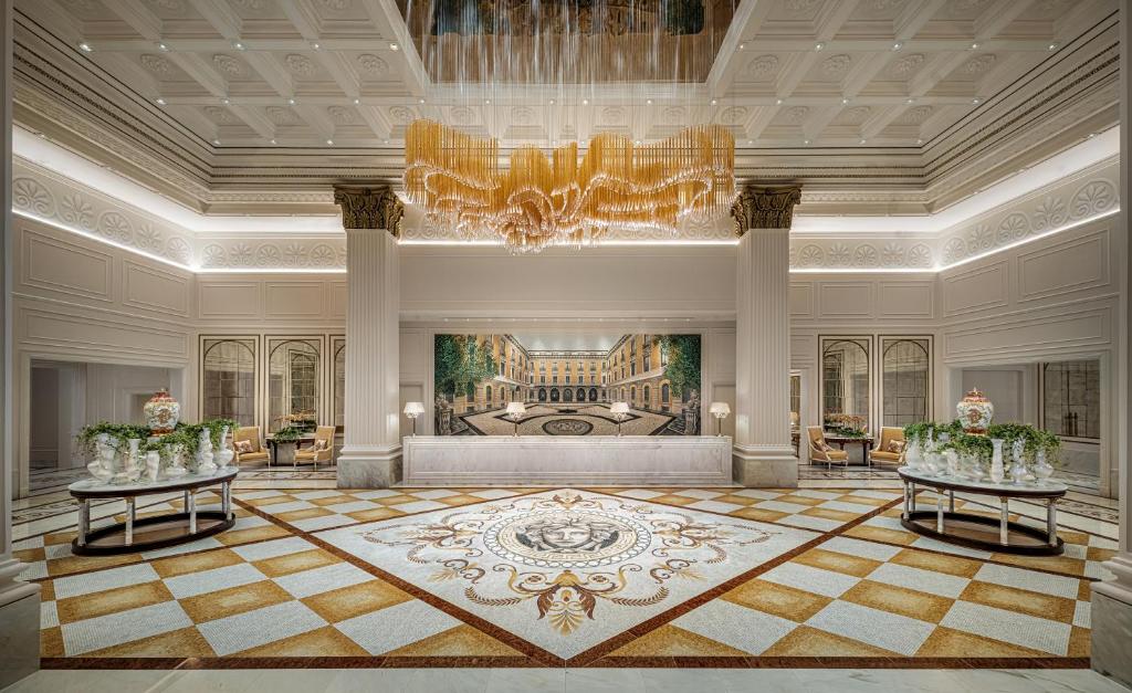 eine große Lobby mit einem Kronleuchter in der Unterkunft Palazzo Versace Macau in Macau