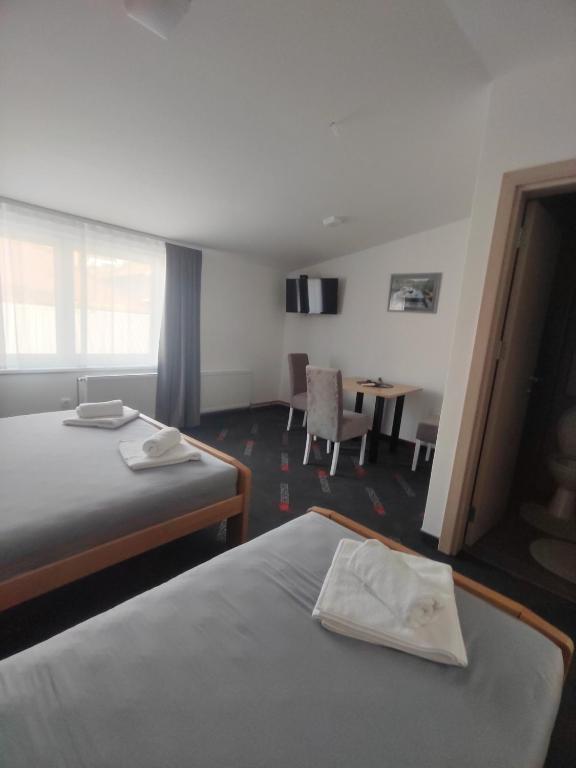 APARTMANI VALJEVO - バスルーム付きのトリプルルーム