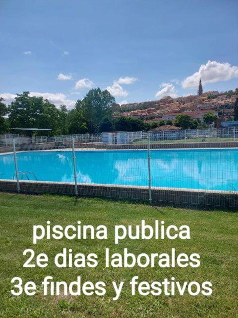 Bazén v ubytování Los Calaos de Briones nebo v jeho okolí