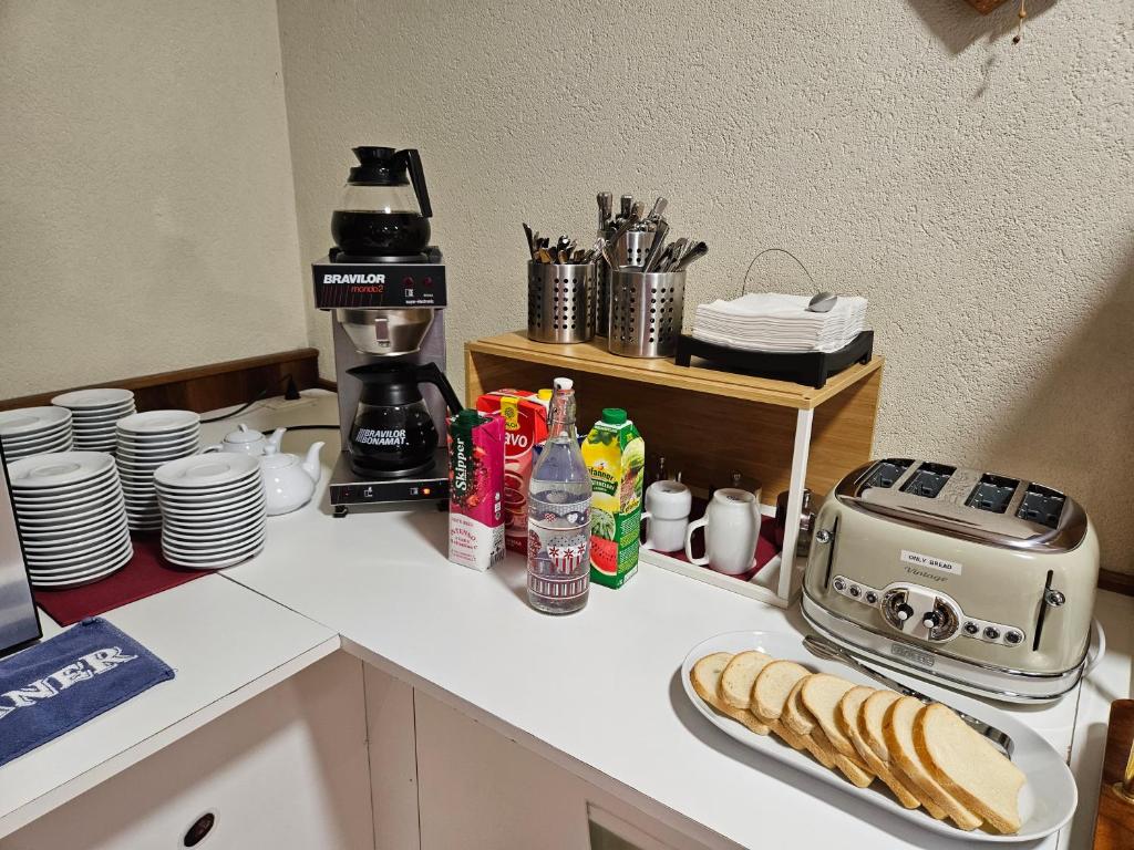 Příslušenství pro přípravu čaje a kávy v ubytování Garnì Ischia
