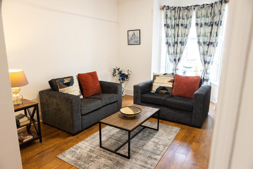 ein Wohnzimmer mit 2 Sofas und einem Couchtisch in der Unterkunft Fred's Place in Plymouth